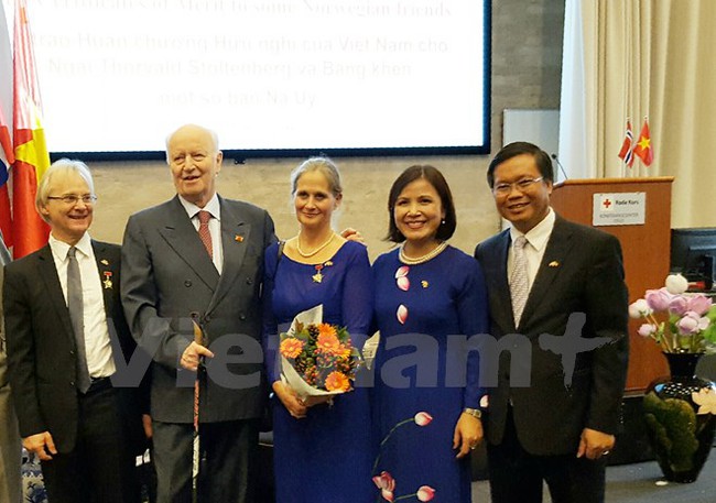 Thorvald Stoltenberg (second, left), Dybdahl Ragnhild (cenre), Kjell Arne Nielsen (first, left) and Ambassador Le Thi Tuyet Mai (second, right) pose for a photo at the ceremony (Photo: VNA)