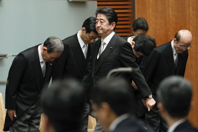 Abe walks towards the podium for a news conference after being renamed as prime minister (Photo: EPA-EFE)