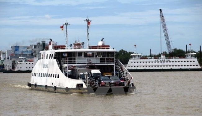 Ferries carry passengers and vehicles at the Cat Lai Ferry Station (Photo: VNA)
