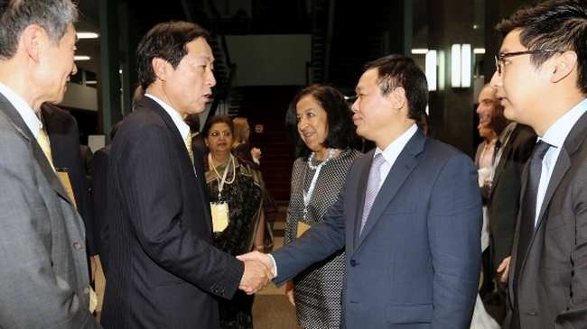 Deputy PM Vuong Dinh Hue meets with foreign investors at the event. (Credit: VGP)