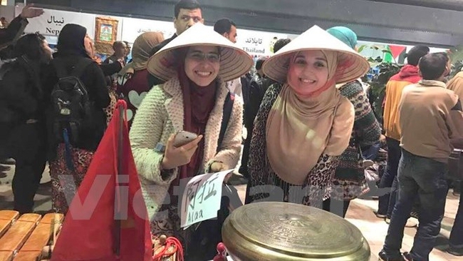 Visitors ​at the display area of Vietnam at the festival. (Source: VNA)