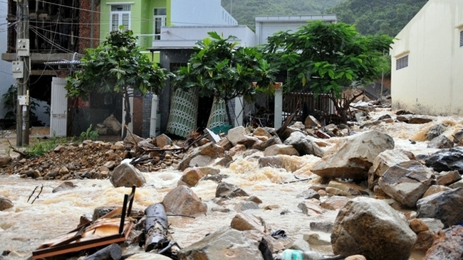 Houses damaged by flooding in Vinh Hoa Ward, Nha Trang City. (Credit: NDO)