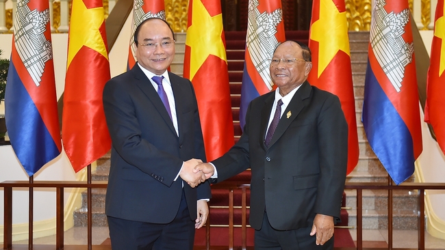 PM Nguyen Xuan Phuc (left) and Cambodian NA President Samdech Heng Samrin. (Credit: VGP)