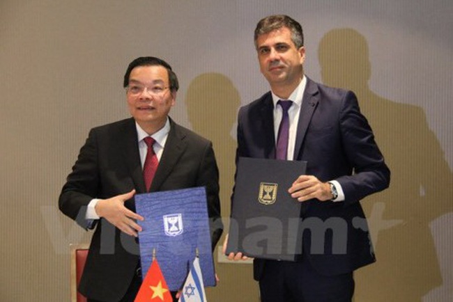 Vietnamese Minister of Science and Technology Chu Ngoc Anh and Israeli Minister of Economy and Industry Eli Cohen sign co-operation MoU in Tel Aviv. — VNA/VNS Photo Viet Thang