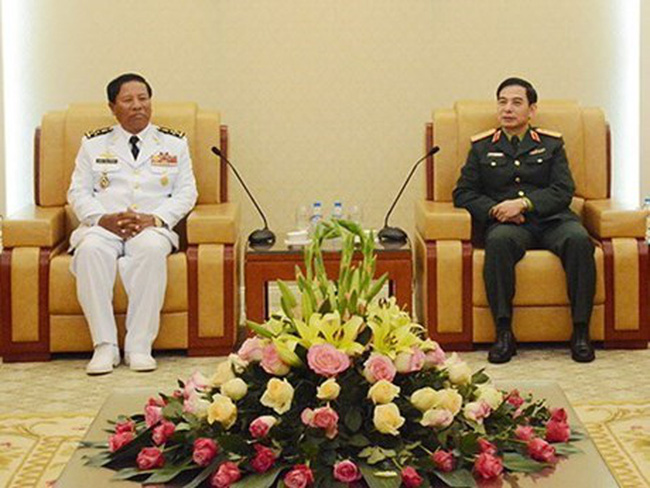 Chief of the General Staff of the Vietnam People’s Army Sen. Lieut. Gen Phan Van Giang (R) and Commander of the Royal Cambodian Navy Gen. Tea Vinh (Source:VNA)
