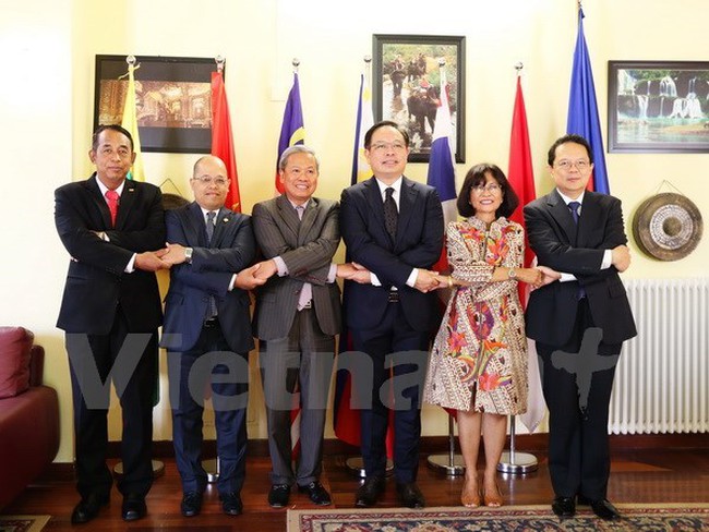 Ambassadors of ASEAN in Italy take photo at the meeting (Photo: VNA)