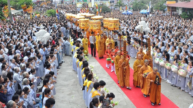 The festival attracts a large number of monks and nuns as well as local people and visitors. (Credit: phatgiao.org.vn)