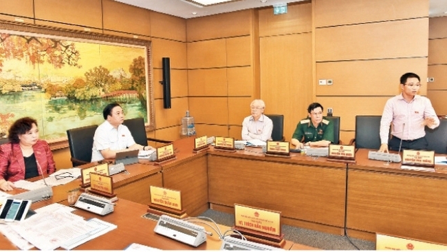 Hanoi's NA deputies hold a group discussion on May 26