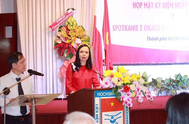 Ambassador Barbara Szymanowska speaks at the get-together (Photo: VNA)