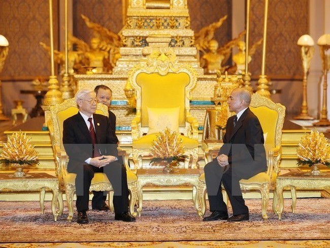Party General Secretary Nguyen Phu Trong (L) hold talks with Cambodia’s King Norodom Sihamoni (Photo: VNA)