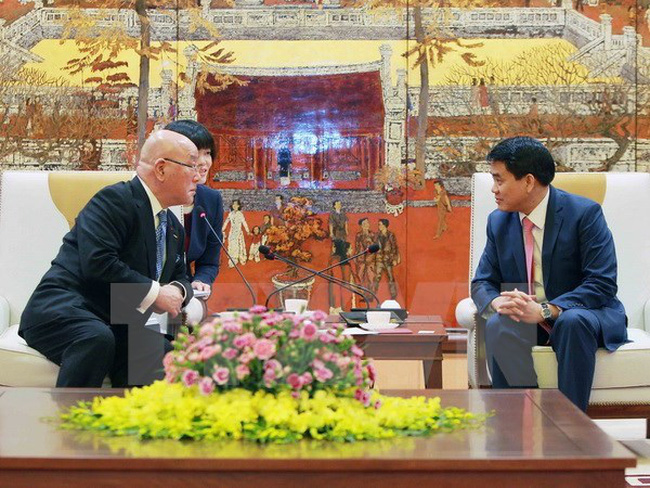 Chairman of the Hanoi city People’s Committee Nguyen Duc Chung (R) and his Japanese guest. (Photo: VNA)