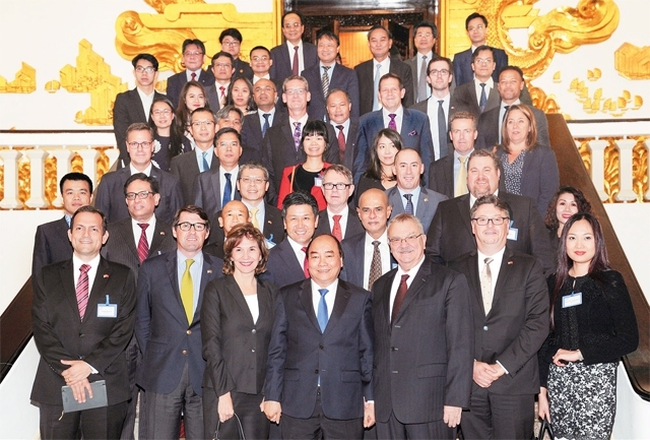 PM Nguyen Xuan Phuc and delegates (Credit: NDO)