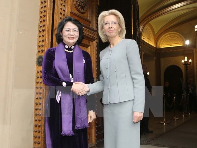 Vietnamese Vice President Dang Thi Ngoc Thinh ​(L) and Speaker of the Latvian Parliamentary Assembly Inara Munierce (Source: VNA)
