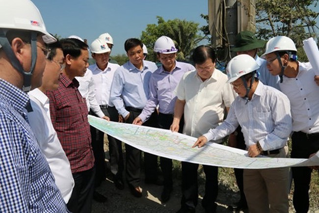 Deputy Prime Minister Trinh Dinh Dung at the construction site