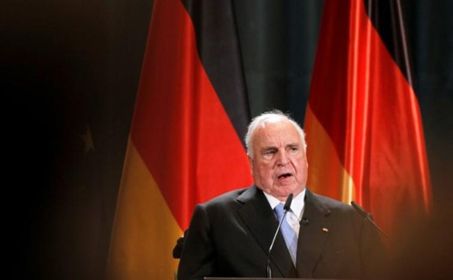 Former German chancellor Helmut Kohl speaks during his official birthday reception in Ludwigshafen May 5, 2010 (Photo: REUTERS)