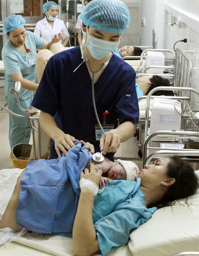 A doctor checks on a newborn using the Early Essential Newborn Care (EENC) methods at ​Da Nang Hospital for Women and Children. (Source: VNA)