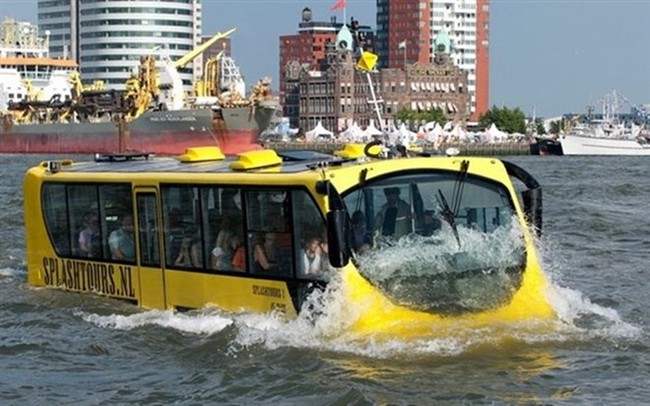 A water bus departs at B​ach Dang Wharf in HCM City’s District 1 for Linh Dong Wharf in Thủ Đức Distric (Photo VNA)