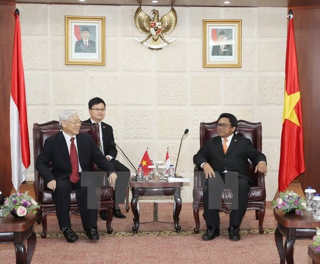 General Secretary of the Communist Party of Vietnam Central Committee Nguyen Phu Trong (L) meets with Speaker of Indonesia’s Regional Representative Council Oesman Sapta Odang (Photo: VNA)