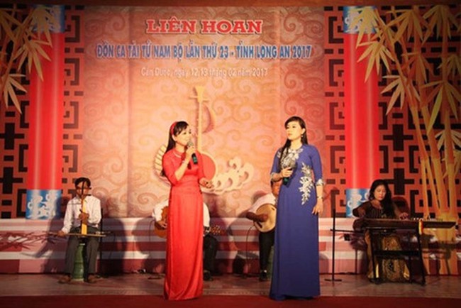 Singers performed during the 23rd festival of don ca tai tu. (Photo: baolongan.vn)