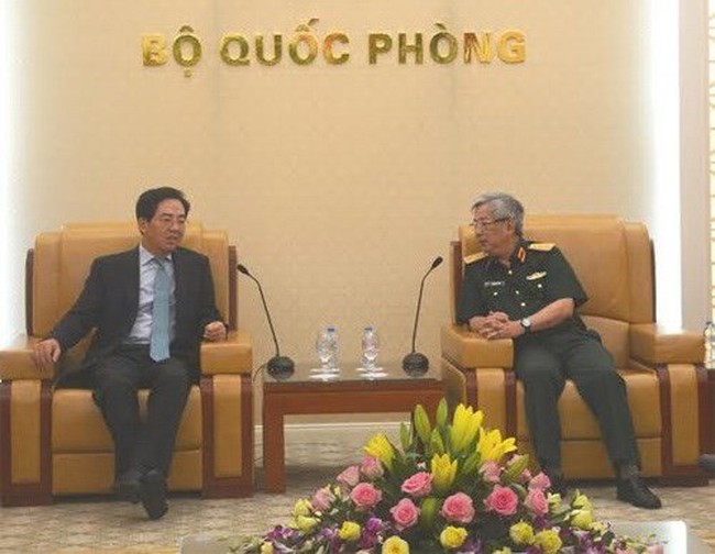 Deputy Defence Minister Sen. Lieut. Gen Nguyen Chi Vinh (R) and Chinese Ambassador to Vietnam Hong Xiaoyong (Source: Quandoinhandan)