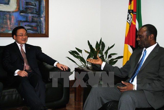 Mozambique’s Prime Minister Carlos Agostinho do Rosario (R) receives visiting Vietnamese Deputy Prime Minister Hoang Trung Hai in 2015 (Source: VNA)