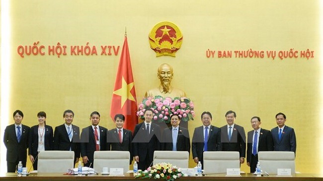 Chairman of the Vietnam-Japan Friendship Parliamentarians’ Group Pham Minh Chinh receives a delegation from the Youth Division of Japan’s Liberal Democratic Party (Source: VNA)