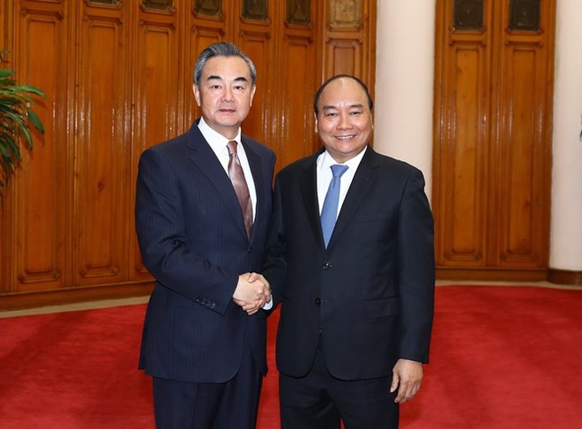 Prime Minister Nguyen Xuan Phuc (R) received Chinese Foreign Minister Wang Yi in Hanoi on November 3 (Photo: VNA)