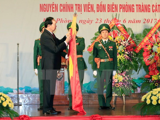 President Tran Dai Quang pins badge on the flag of the border guards of northern Hai Phong city (Source: VNA)