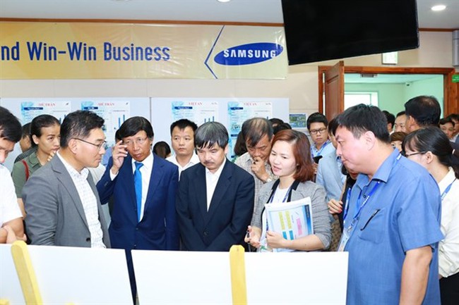 Officials and representatives of local companies participating in the “Samsung Sourcing Fair 2017” in Bac Ninh Province. (Photo: Samsung)
