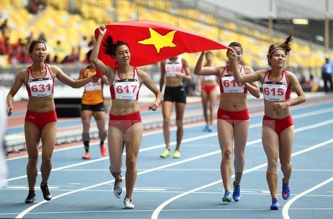 Vietnamese women bring home a gold medal in 4x100m relay (Source: VNA)