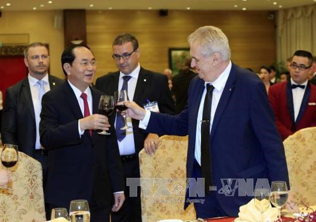 President Tran Dai Quang (L) hosted a banquet in honour of the Czech leader on June 7(Photo: VNA)