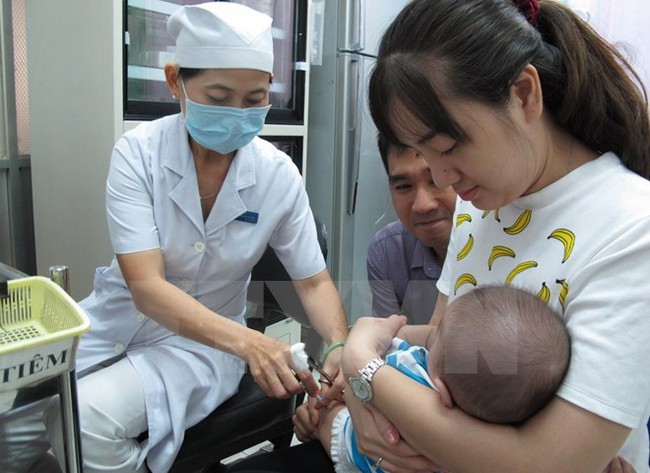Pentaxim vaccination (Photo: VNA)