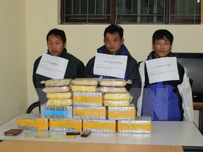 Three suspects allegedly transported nearly 30kg of drug and 60,000 tablets of crystal meth weighing 5.5kg at the police station in Dien Bien province (Photo: VNA)