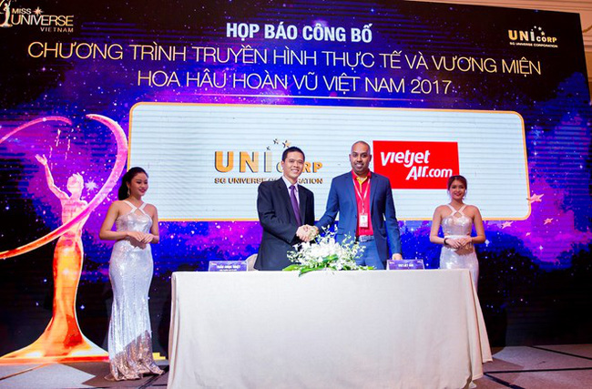 Low-cost airline Vietjet announces its official transportation sponsorship for the Miss Universe Vietnam Contest 2017 at a recent press conference (Photo: Vietjet)