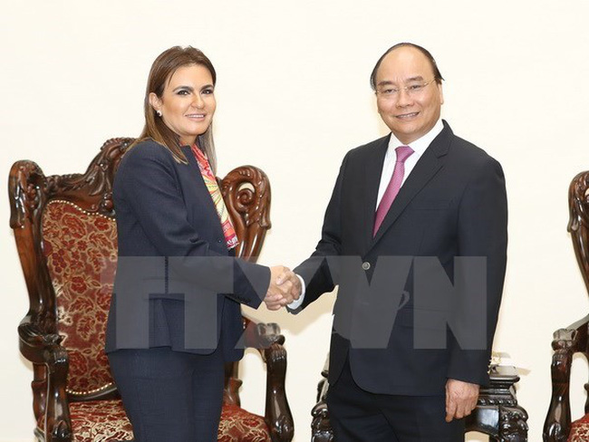 Prime Minister Nguyen Xuan Phuc (R) receives Egyptian Minister of Investment and International Cooperation Sahar Nasr (Photo: VNA)