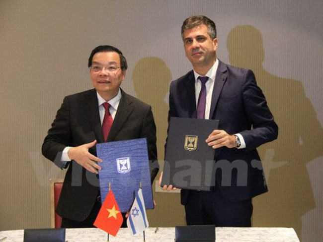 Minister of Science and Technology Chu Ngoc Anh (left) and Israeli Ministerof Economy and Industry Eli Cohen. (Photo: VNA)