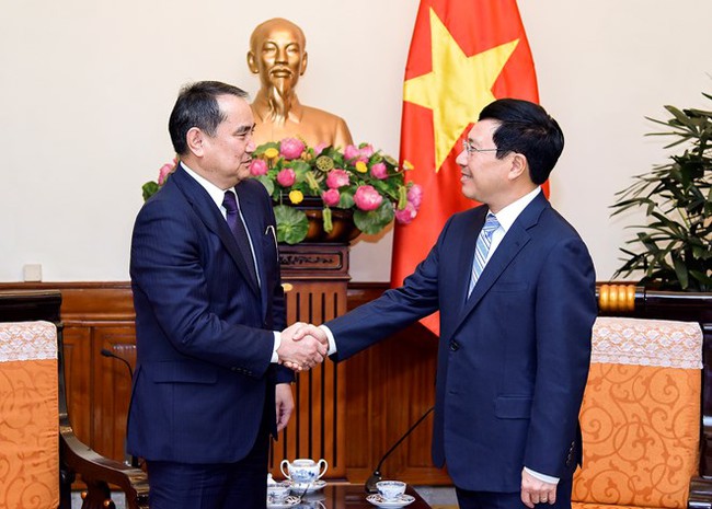 Deputy Prime Minister and Foreign Minister Pham Binh Minh (R) receives Kazakh Deputy Foreign Minister Akylbek Kamaldinov on December 4 (Photo: baochinhphu.vn)