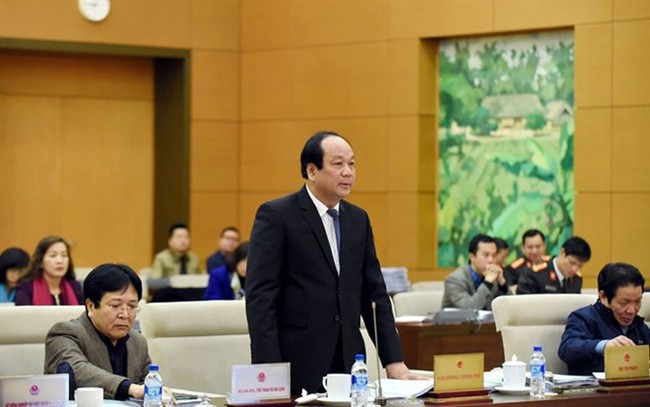Mai Tien Dung, Chairman of the Government Office, delivers the government’s reports on the proposed law regulating exhibitions and museums, and the establishment of Ninh Cuong township (Photo: VNA)
