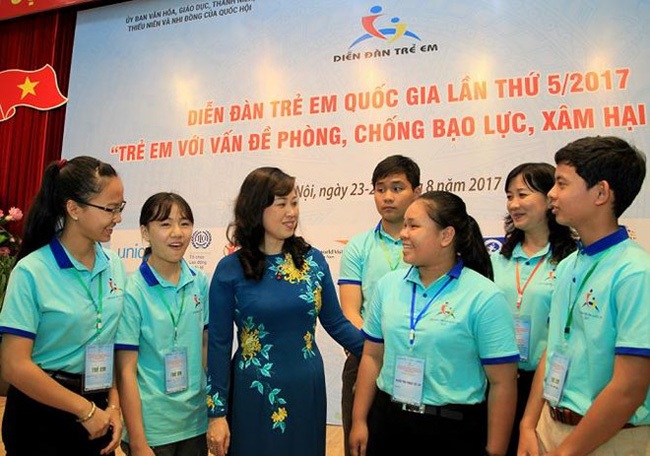 Deputy Minister of Labour, Invalids and Social Affairs Dao Hong Lan and children at the fifth National Children’s Forum (Photo: baodansinh.vn)