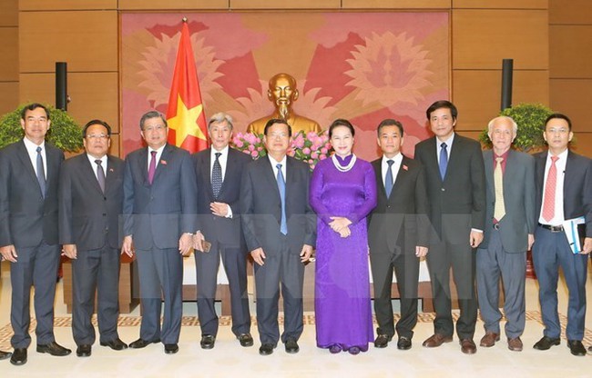 National Assembly Chairwoman Nguyen Thi Kim Ngan  (fifth, right) and Lao officials pose for a photo (Photo: VNA)