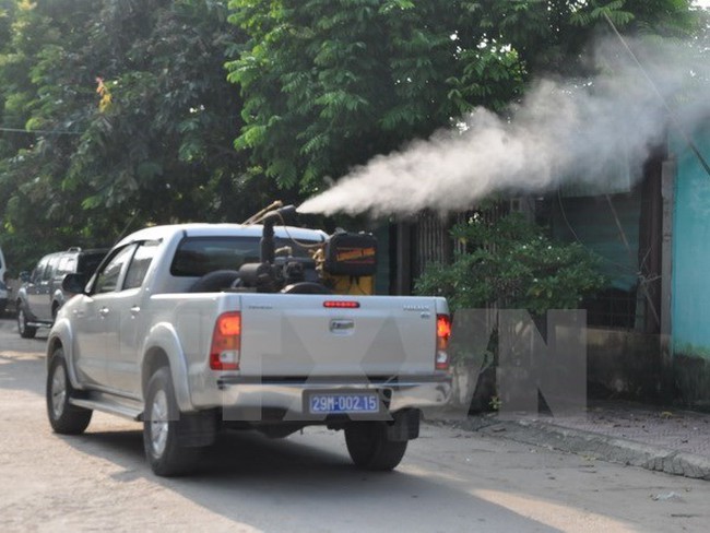 Spraying chemical to prevent dengue fever in Hoai Duc district, Hanoi. The MoH is taking drastic measures to control dangerous infectious diseases caused by extreme weather conditions. (Photo: VNA)