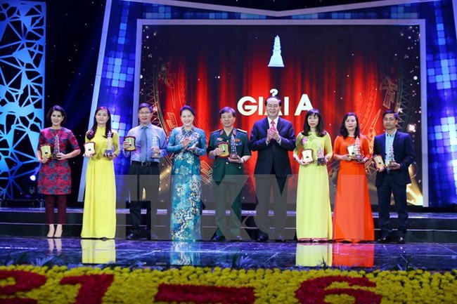 President Tran Dai Quang (fourth, right), National Assembly Chairwoman Nguyen Thi Kim Ngan (fourth, left) and winners of prize A (Photo: VNA)