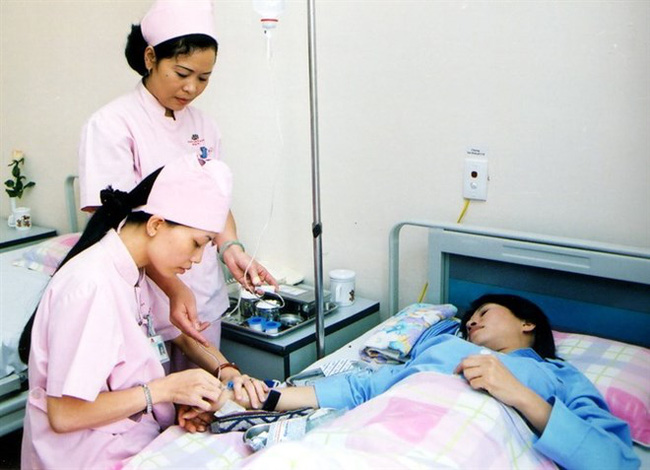 Observation and care for patient at the private general hospital Hong Ngoc in Hanoi (Photo: VNA)