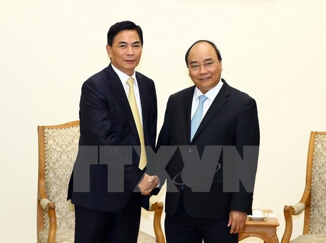 Prime Minister Nguyen Xuan Phuc (R) and Shen Tian Qing, Chairman of Jia Yuan group of Hong Kong (China) (Photo: VNA)