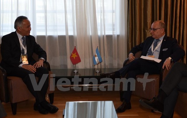 Deputy Minister of Industry and Trade Tran Quoc Khanh (L) met Argentine Foreign Minister Jorge Faurie in Buenos Aires on December 13 (Photo: VNA)