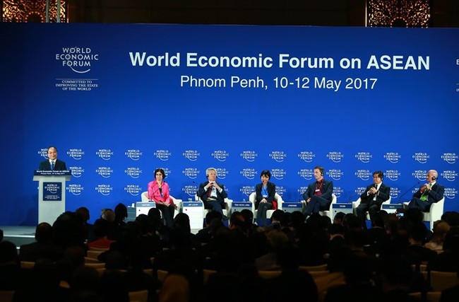 Prime Minister Nguyen Xuan Phuc speaks at the closing session of the WEF-ASEAN 2017 (Photo: VNA)