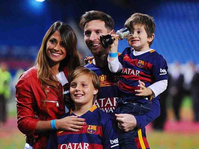 Với bức ảnh đám cưới Messi, bạn sẽ được ngắm nhìn khoảnh khắc vô cùng đặc biệt mà siêu sao này đã chia sẻ cùng người hâm mộ. Cùng chúc mừng đôi uyên ương Messi và Antonella và ngắm nhìn người đàn ông đẹp trai này trong bộ cánh cưới lộng lẫy của mình.