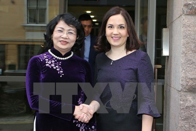 Vietnamese Vice President Dang Thi Ngoc Thinh (L) ​meets with Finnish Minister of Education and Culture Sanni Grahn-Laasonen.