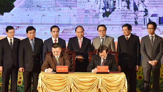PM Phuc witnesses the signing of investments in Tuyen Quang (Photo: Nhan Dan)