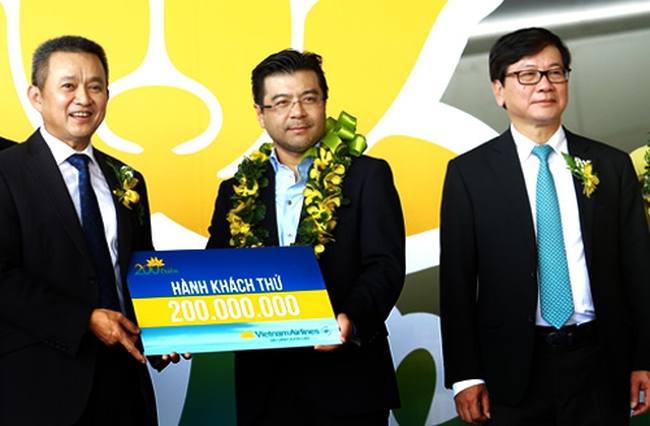 Nguyen Truong Chinh (centre) is the 200 millionth passenger of Vietnam Airlines
